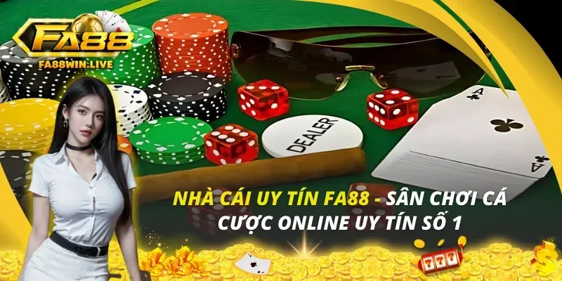 Hai đội bóng đang thi đấu trên sân cỏ dưới ánh đèn